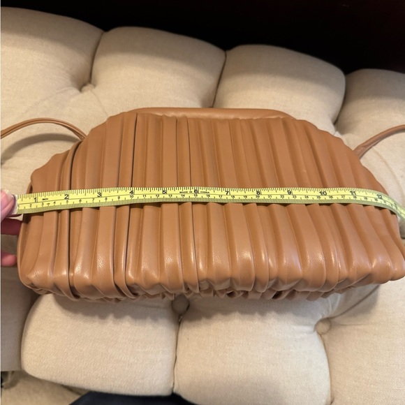 Pleated faux leather handbag - like new - Picture 5 of 6